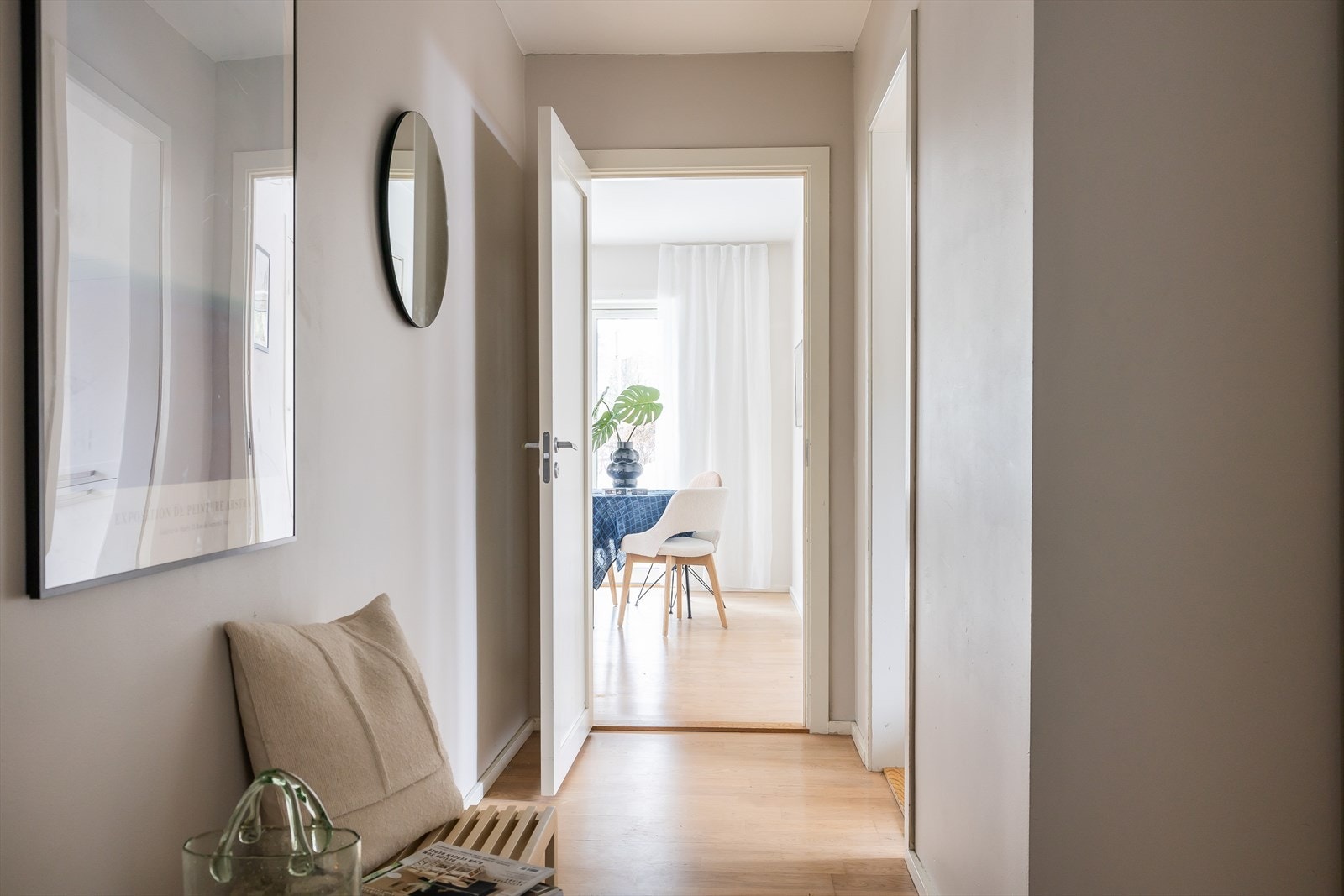 Entréen er romslig og praktisk utformet med god plass for avheng av sko og yttertøy i plassbygd skyvedørsgarderobe med speilfronter. Galleribilde