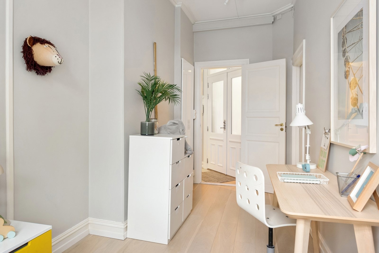Her er det også plass til oppbevaring og skrivepult. Galleribilde