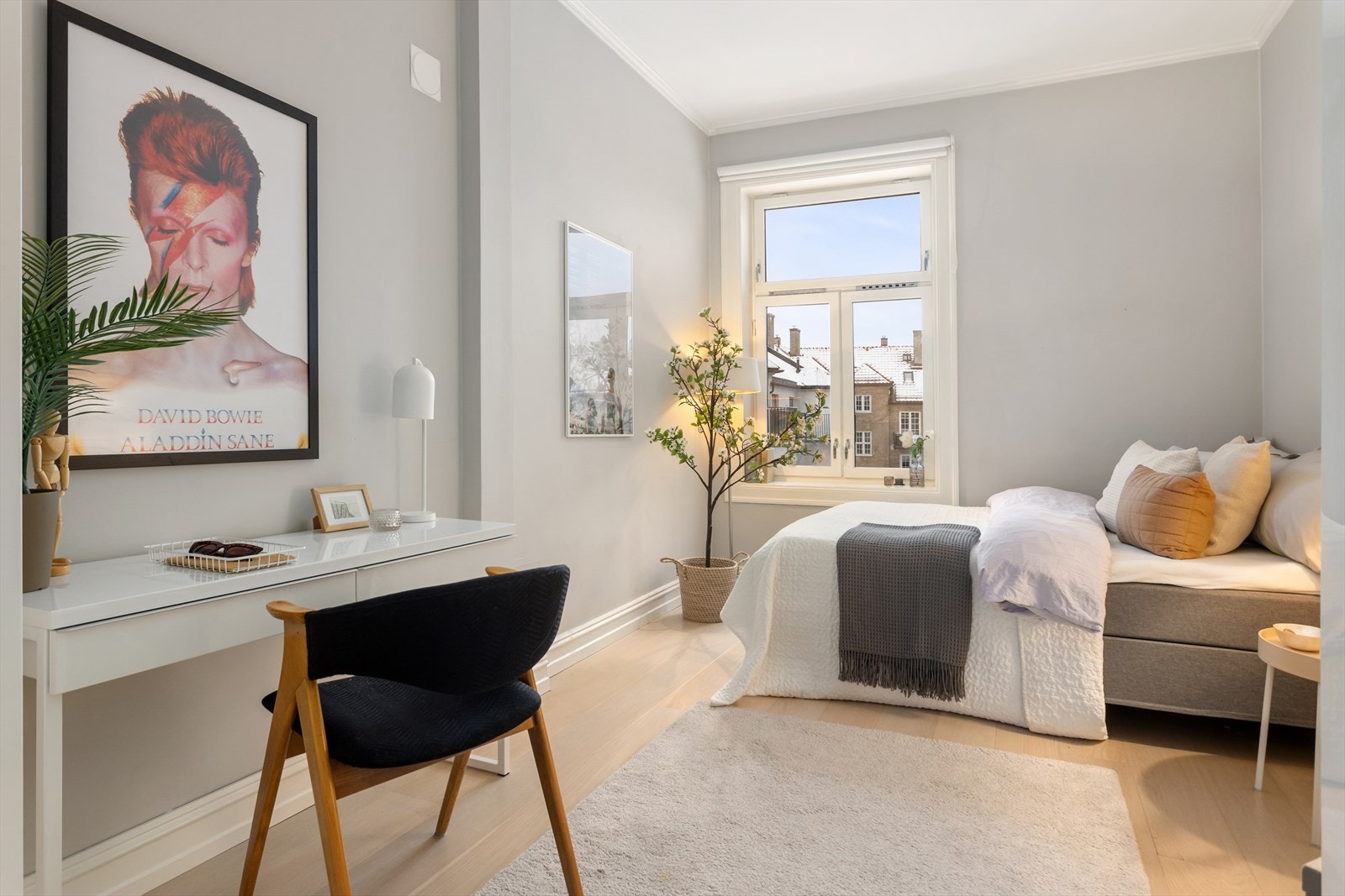 Også her er det rikelig med naturlig lysinnslipp som gir rommet en lys og luiftig atmosfære. Galleribilde