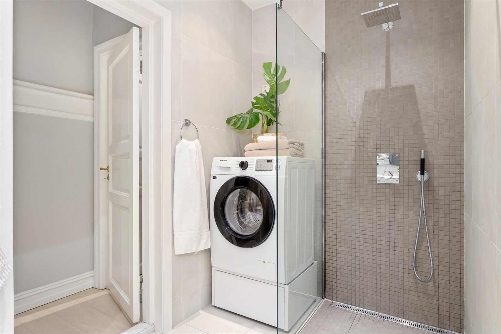 Badet er utstyrt med dusjhjørne med regn- og hånddusj, samt opplegg for vaskemaskin. Galleribilde