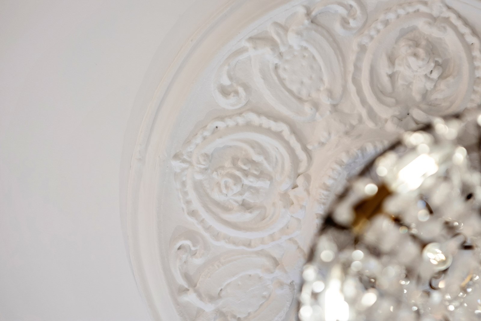 De klassiske detaljene er godt ivaretatt - Nydelig rosett og stukkatur Galleribilde