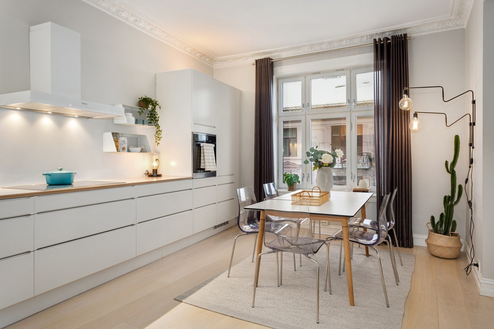 Videre har du et flott kjøkken med god plass til spisebord for hele familien - Her er det også rikelig med naturlig lysinnslipp! Galleribilde