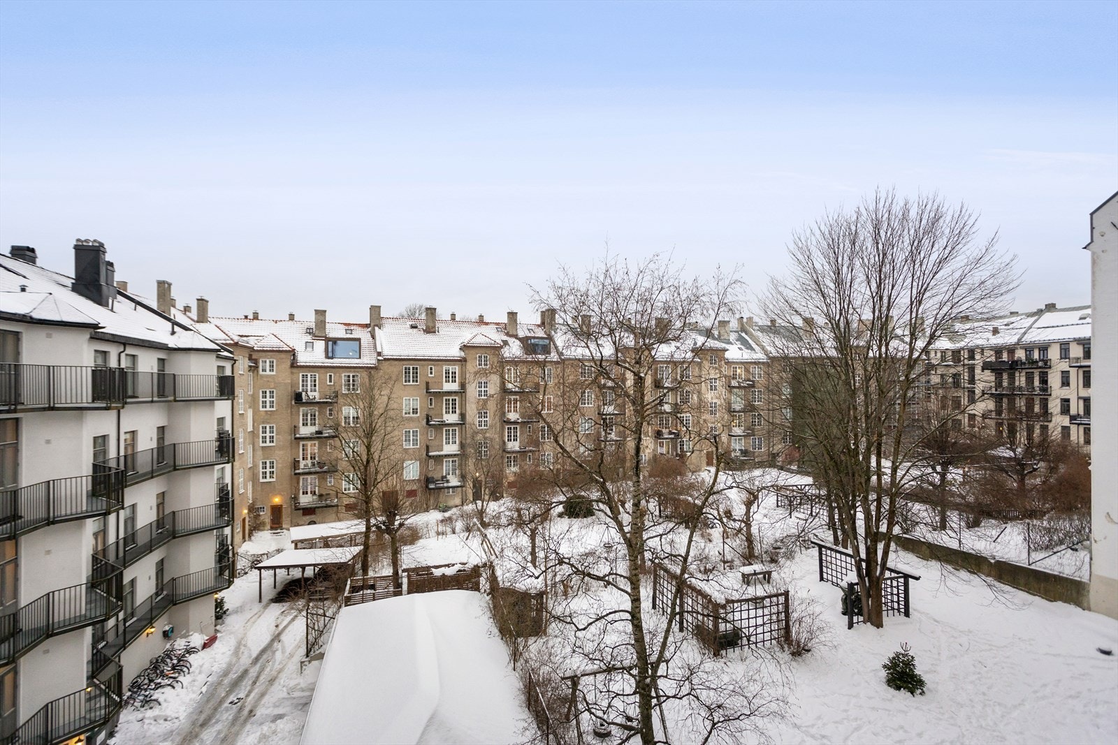 Bakgård med flere sittegrupper. Galleribilde