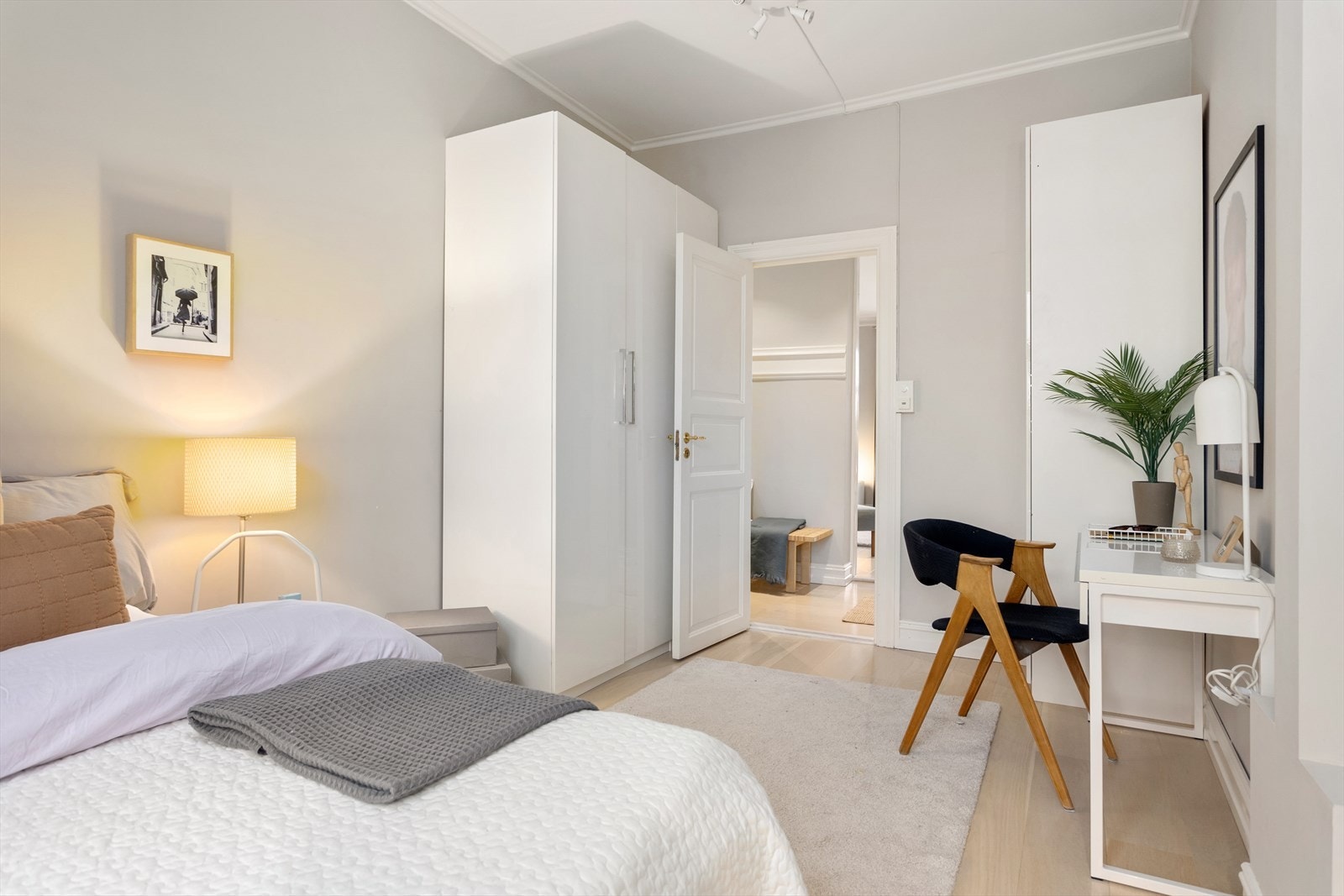 Det er også god plass til garderobeskap og skrivepult - Utmerket som barnerom/kontor. Galleribilde