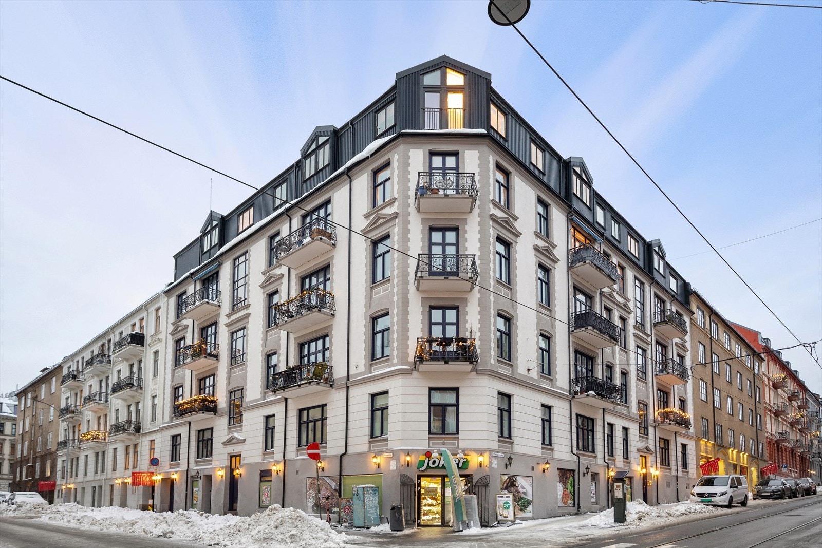I underetasjen er det søndagsåpen Joker. Det er kun 5 minutters gange til Bislett med flere butikker, restauranter og kaféer. Galleribilde