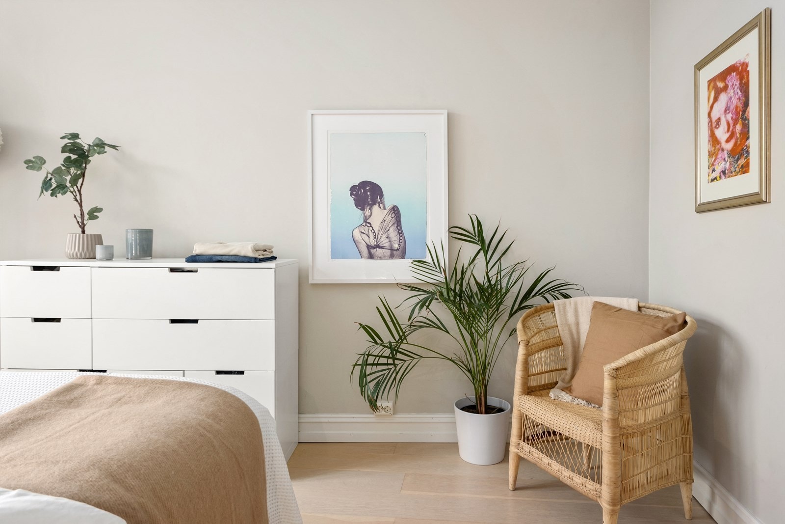 Her er det god plass til oppbevaring gjennom kommode eller garderobeskap. Galleribilde