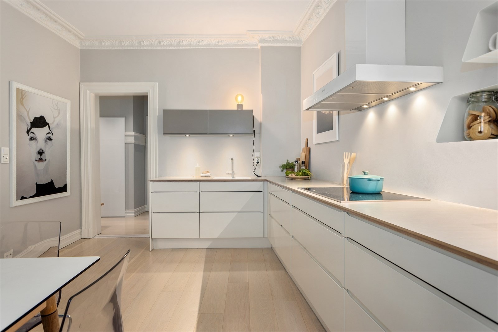 Kjøkkenet er utstyrt med downlights i overskap, samt integrerte hvitevarer fra Miele og Siemens. Galleribilde