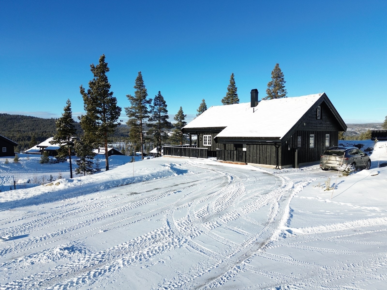 Eiendommen har stor tomt og det er plass til flere biler. Galleribilde