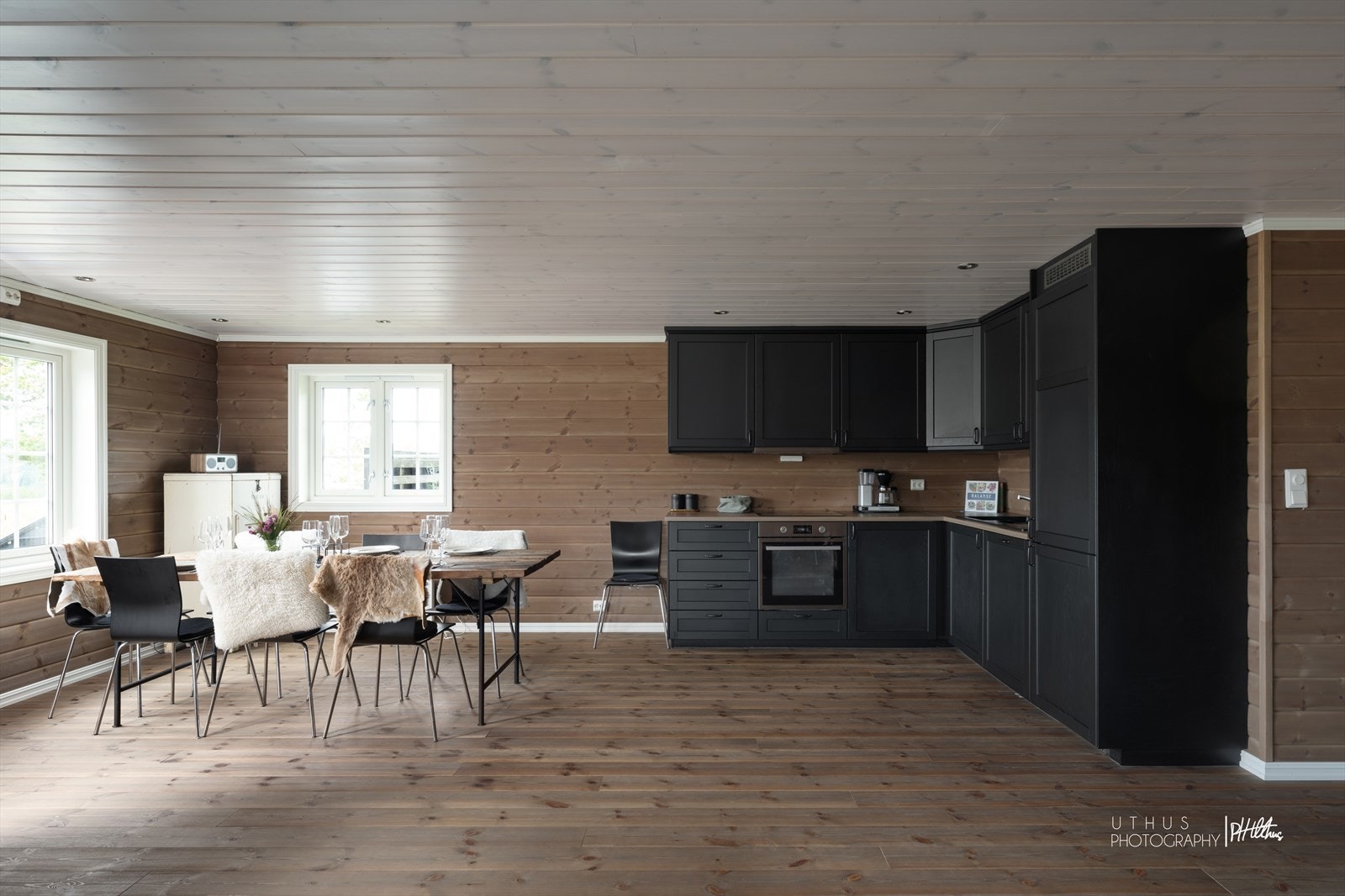 Integrerte hvitevarer; komfyrtopp, stekeovn, oppvaskmaskin, samt kjøl-/fyseskap. Galleribilde