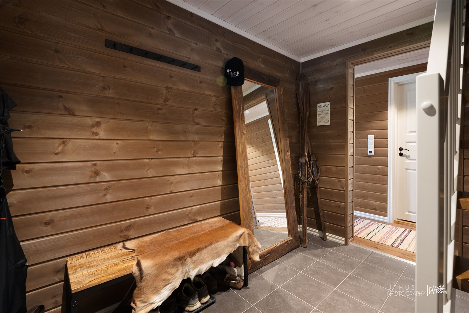 Entreen er romslig med god plass til sittebenk og omkledning. Galleribilde