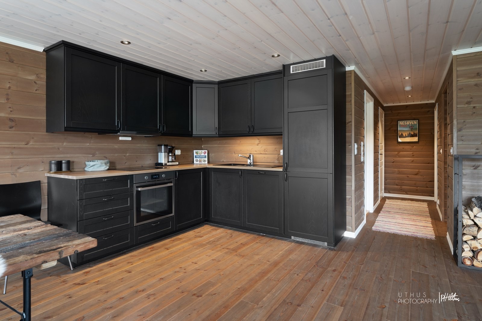 Pent og praktisk kjøkken med dempede farger på fronter. Galleribilde