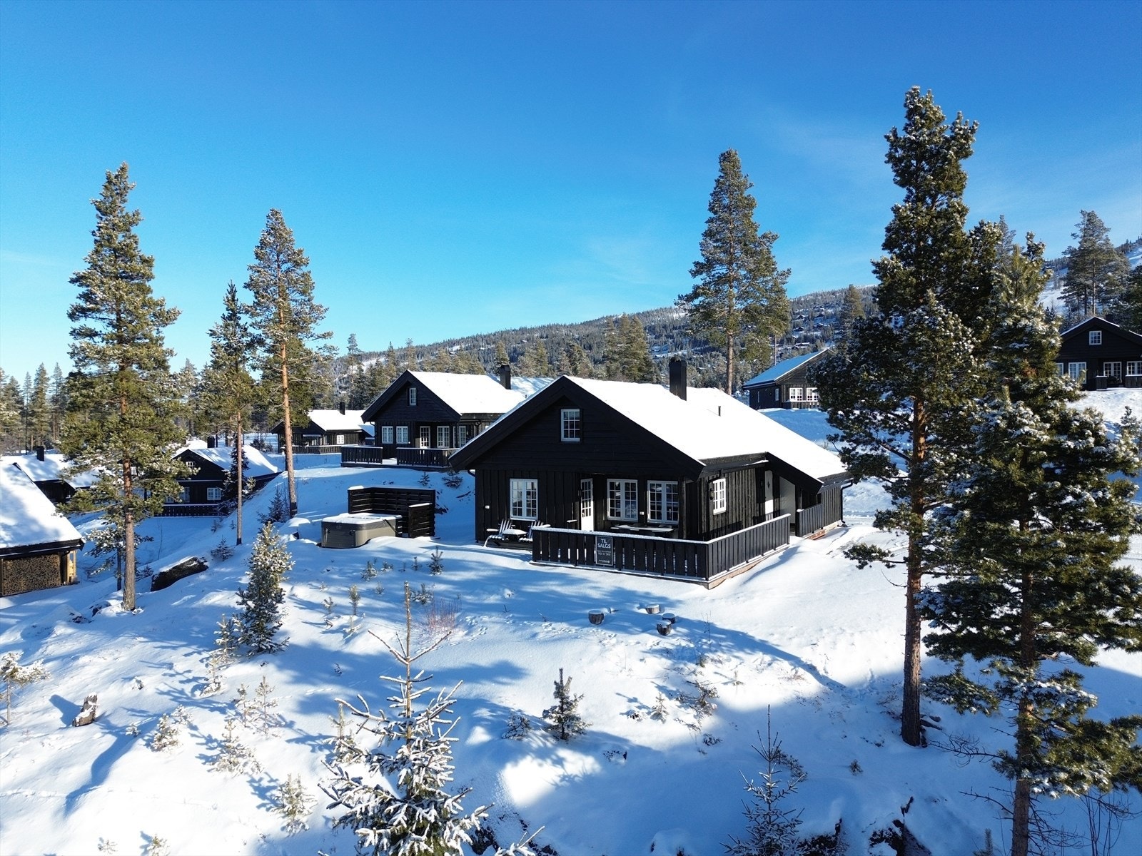Eiendomsmegler 1 Fjellmegleren har gleden av å presentere denne moderne hytta beliggende ved golfbanen på Nesfjellet Galleribilde