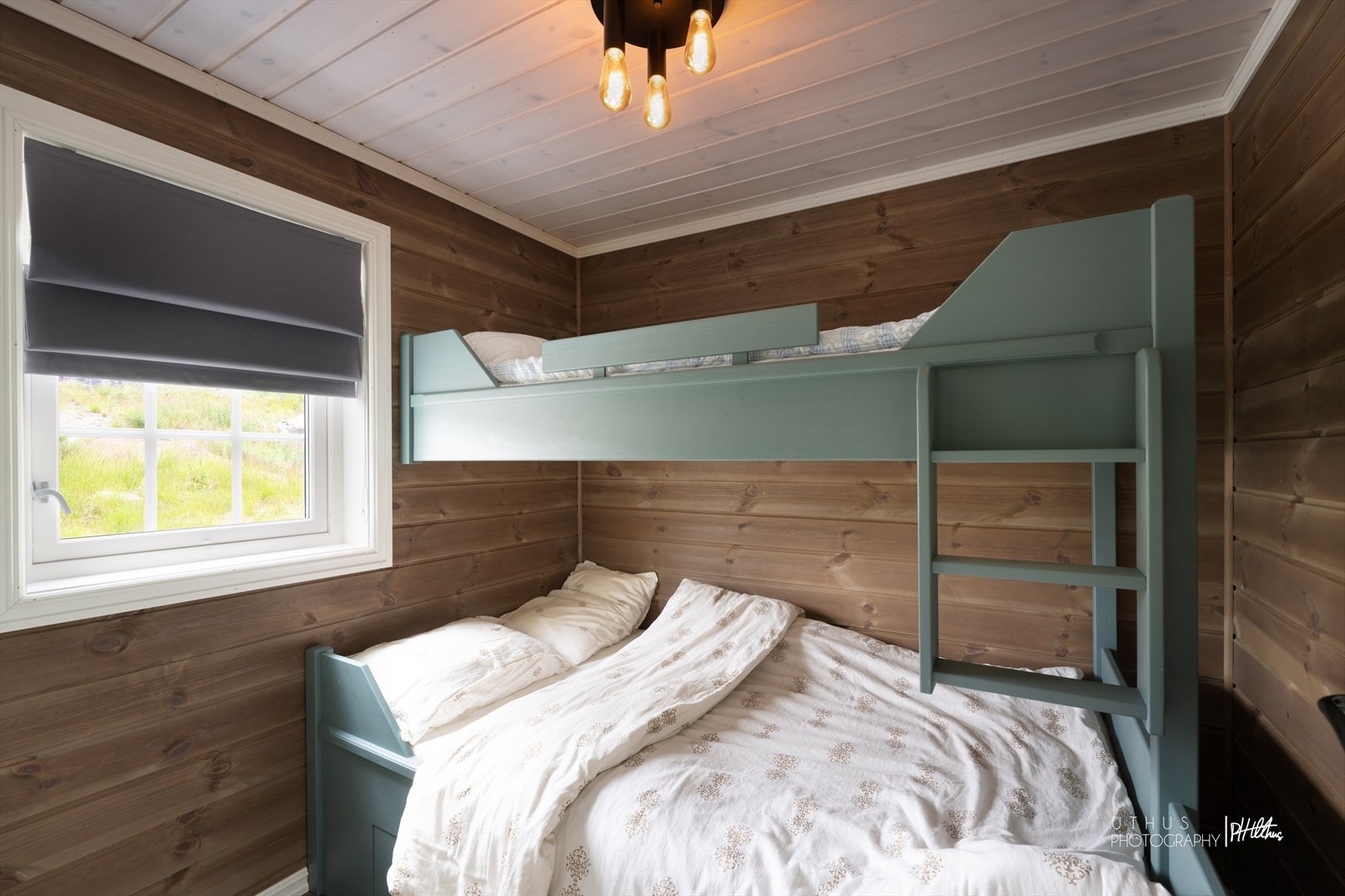 Soverom 2 med plassbygd familiekøye. Skap på begge soverom i første etasje. Galleribilde