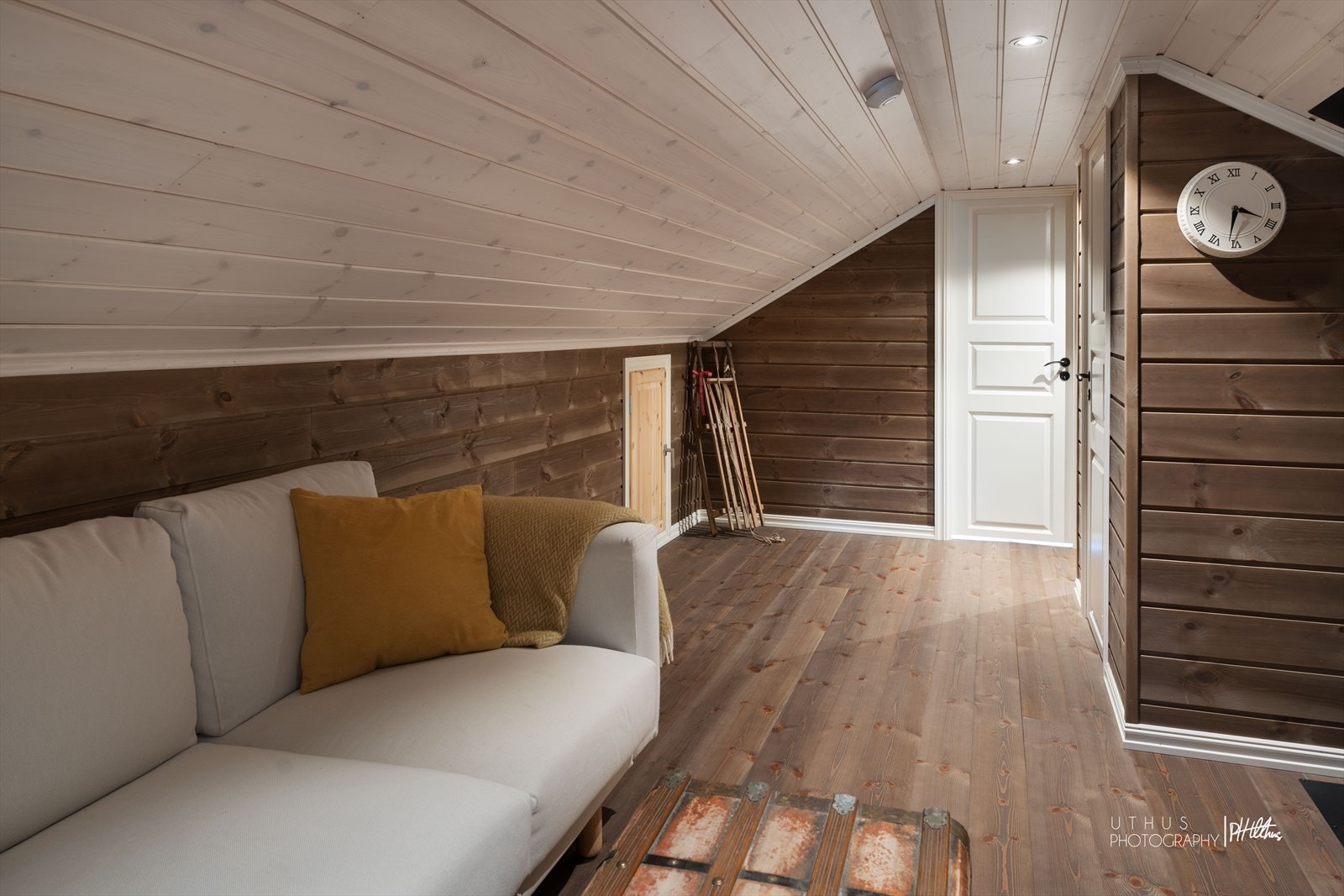 Loftstuen er ideelt som ekstra stue/ TV stue eller som et barnerom. Her er det masse plass å boltre seg på. Galleribilde