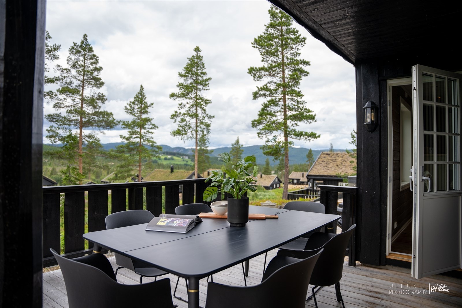 Fra stua er det utgang til terrasse på totalt 37 kvm hvorav 5 kvm er overbygget. Galleribilde