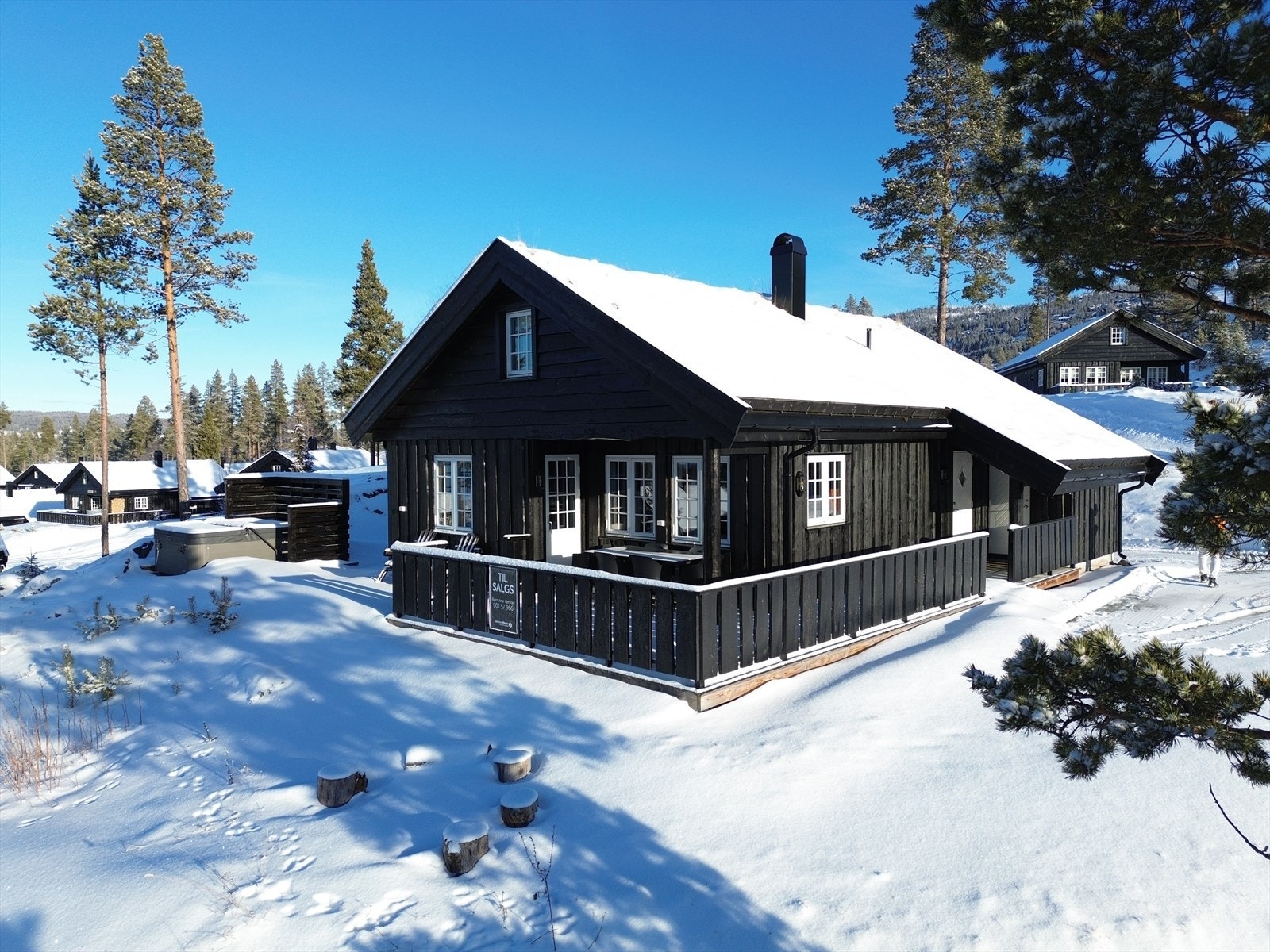 Terrasse med flere møbleringsmuligheter, og direkte tilgang til terreng. Galleribilde