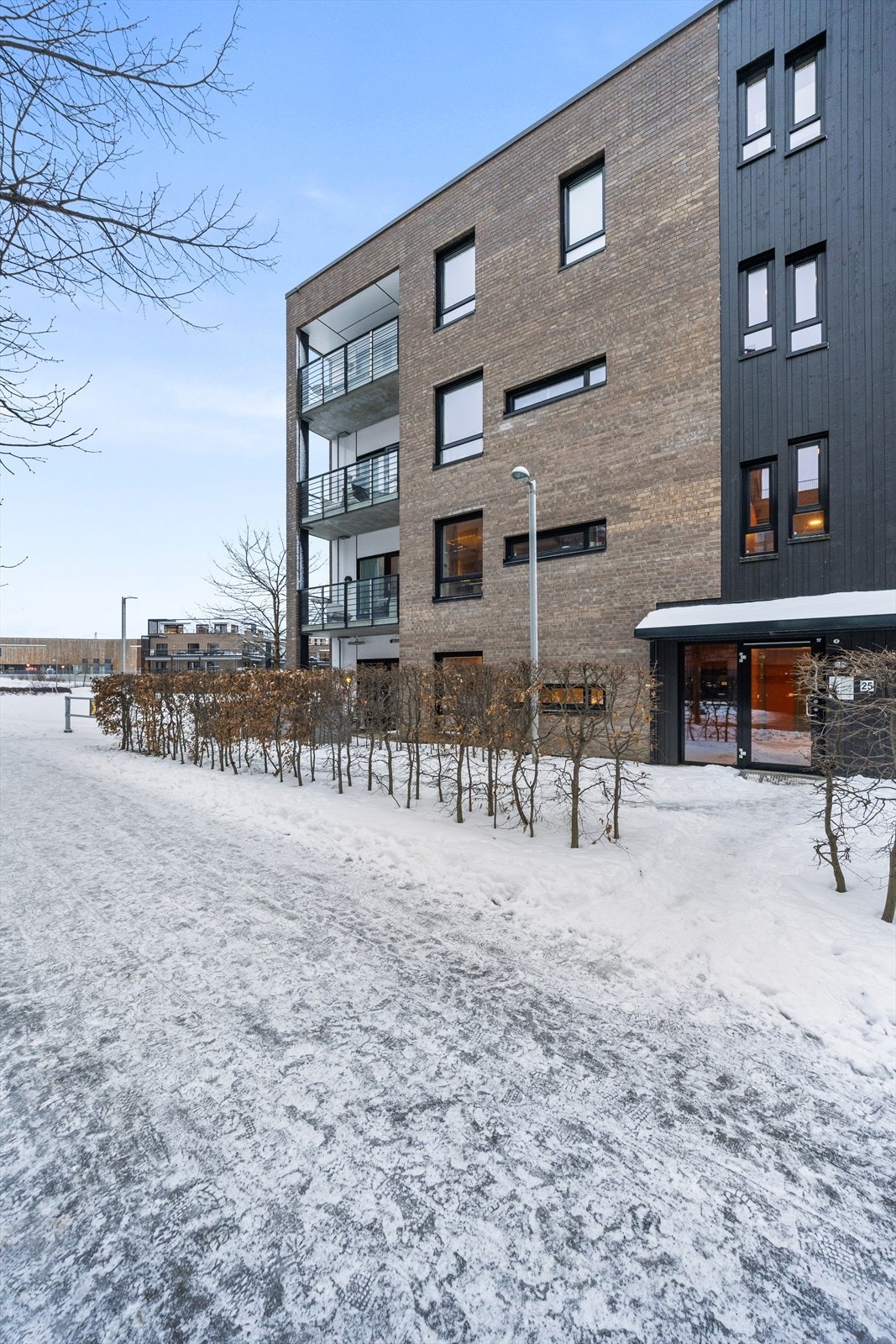 Den ligger i byggets første etasje, med enkel tilgang til entréen. Galleribilde
