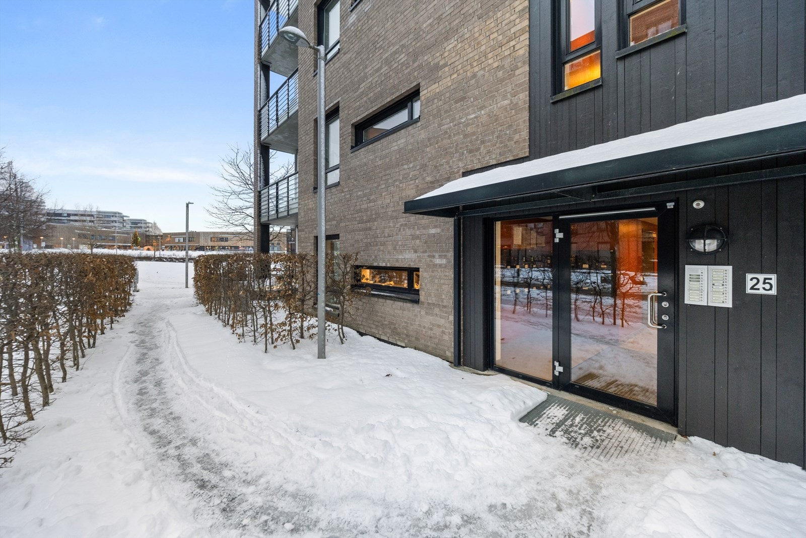 Leiligheten har en innbydende adkomst via et pent opparbeidet fellesområde. Galleribilde