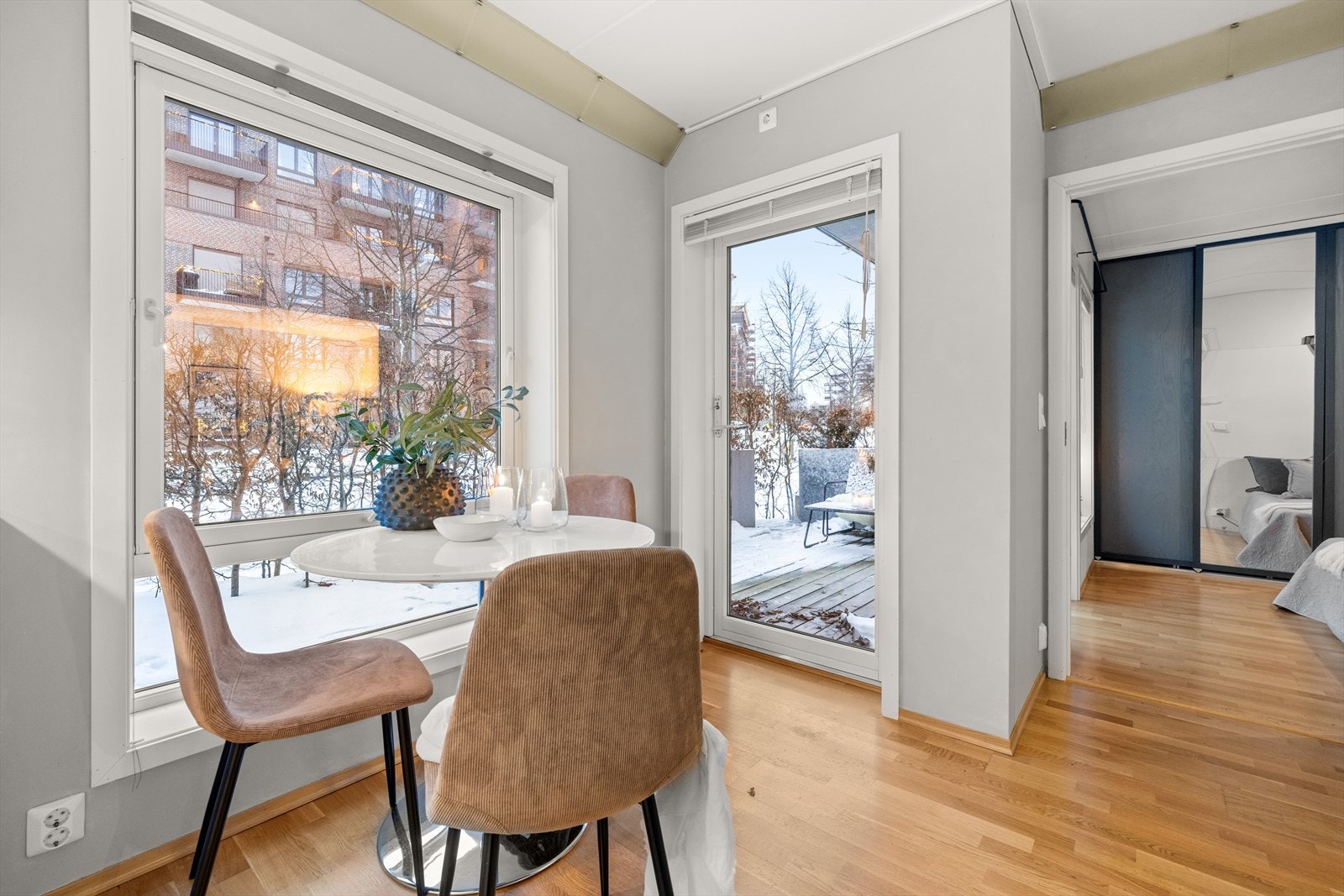 Store vindusflater slipper inn rikelig med naturlig lys. Galleribilde