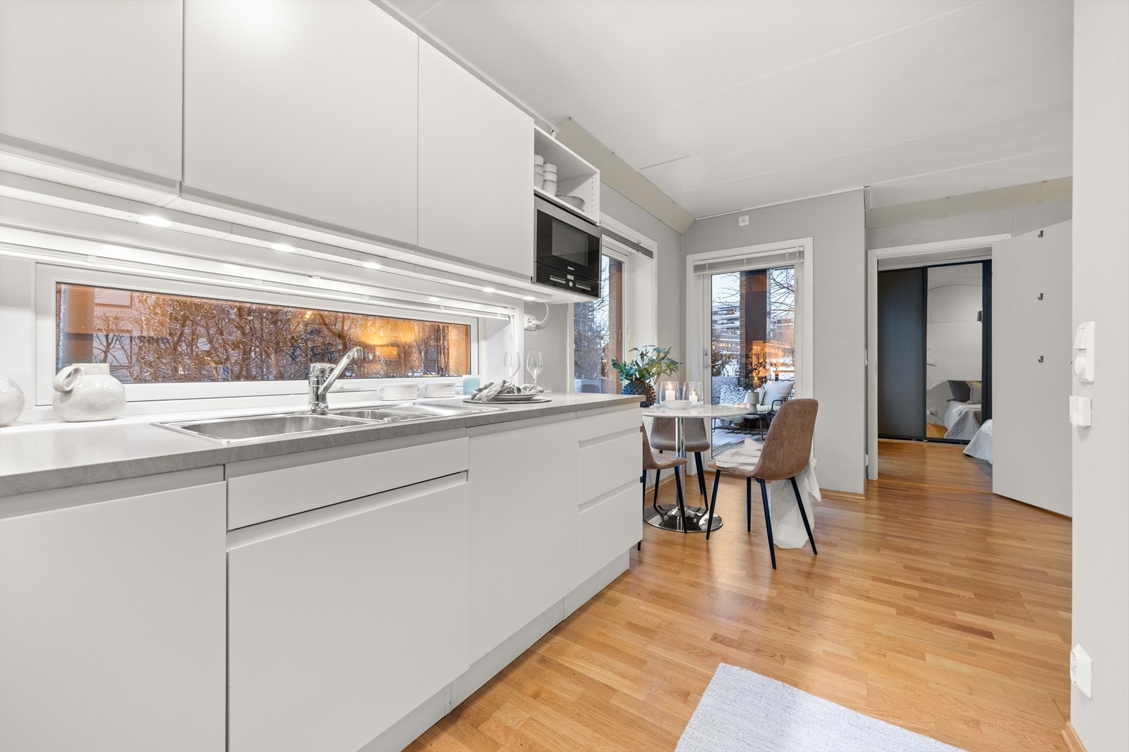 Kjøkkenet er i åpen løsning mot stuen og har moderne innredning fra Sigdal. Galleribilde