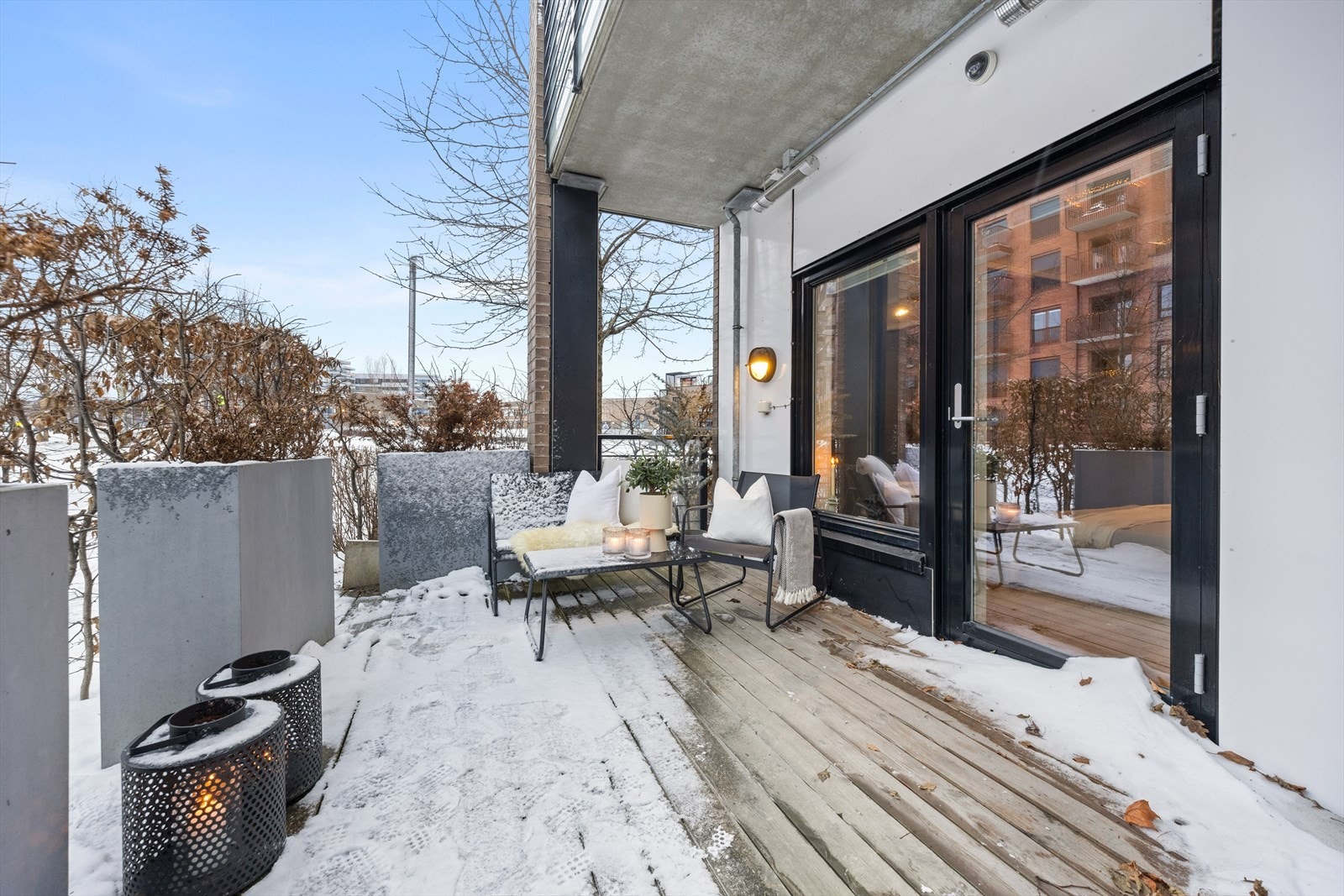 Fra både stuen og hovedsoverommet er det utgang til en delvis overbygget terrasse på ca. 17 kvm. Galleribilde