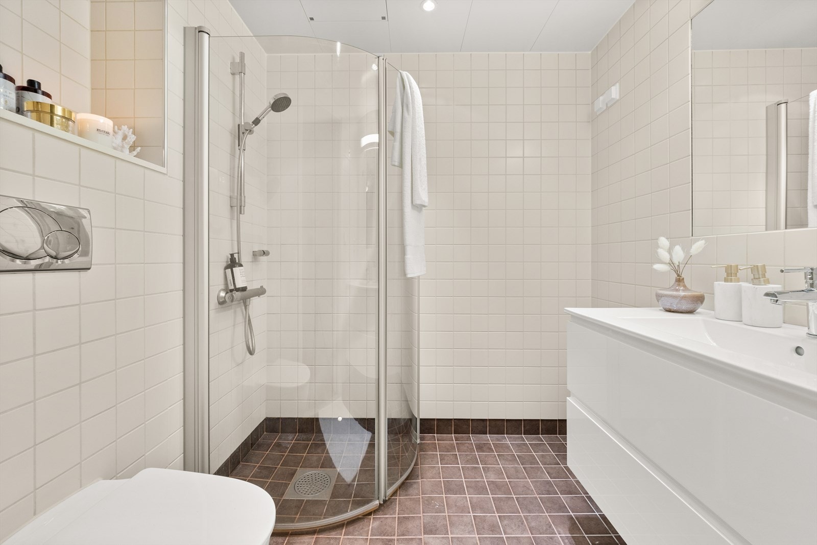 Badet er flislagt fra byggeåret med nylig montert baderomsinnredning. Galleribilde