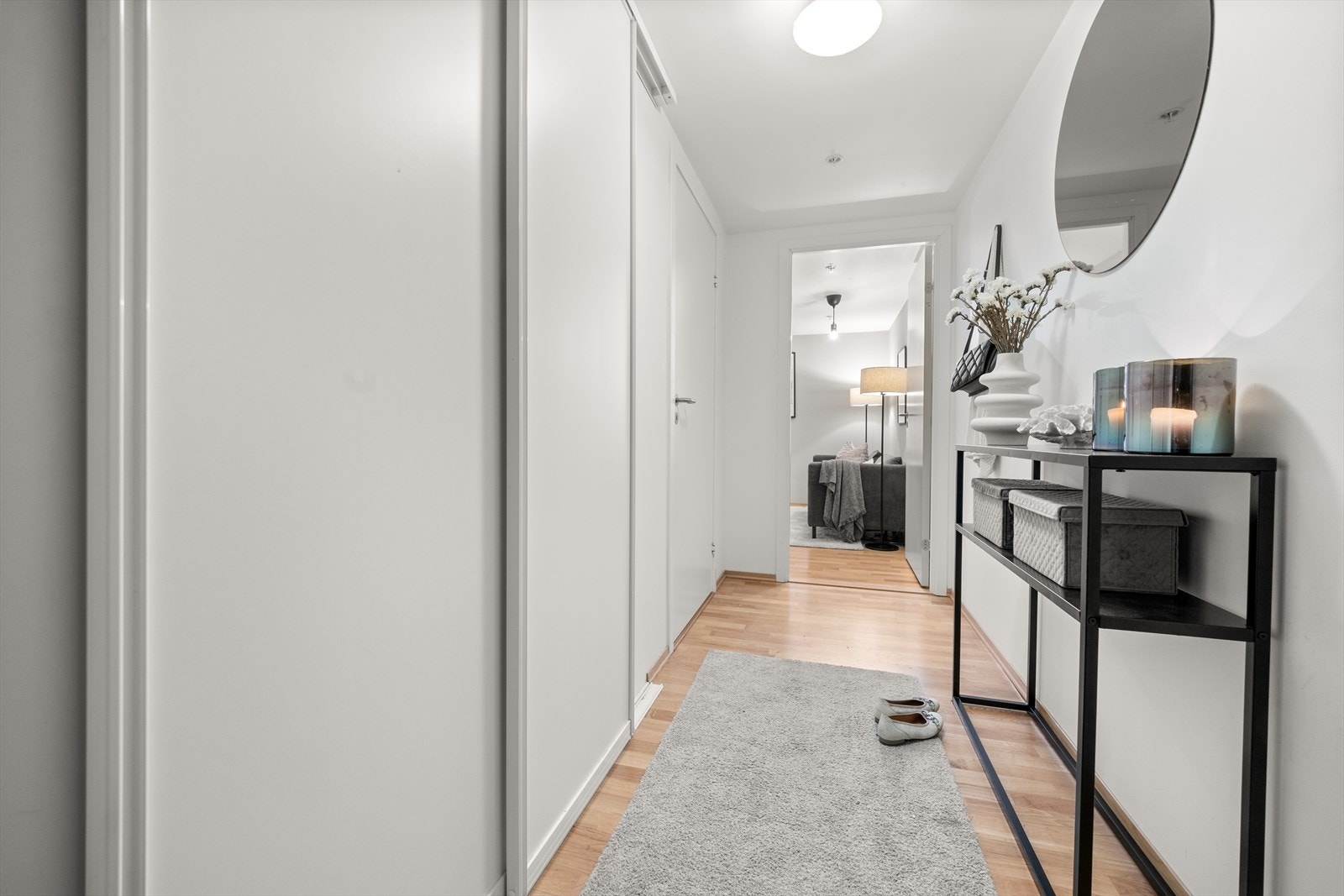 Lys entré med skyvedørsgarderobe som åpner til leilighetens innvendige bod. Galleribilde