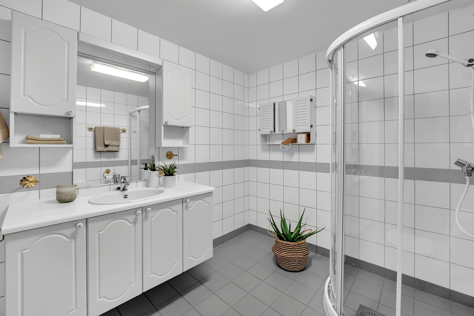 Det er godt med innredningsmuligheter samtidig som det er opplegg for vaskemaskin og tørkestativ. Galleribilde