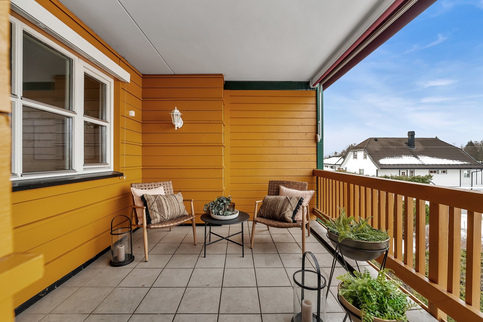 Balkongen er solrik og har godt med utsyn. Galleribilde