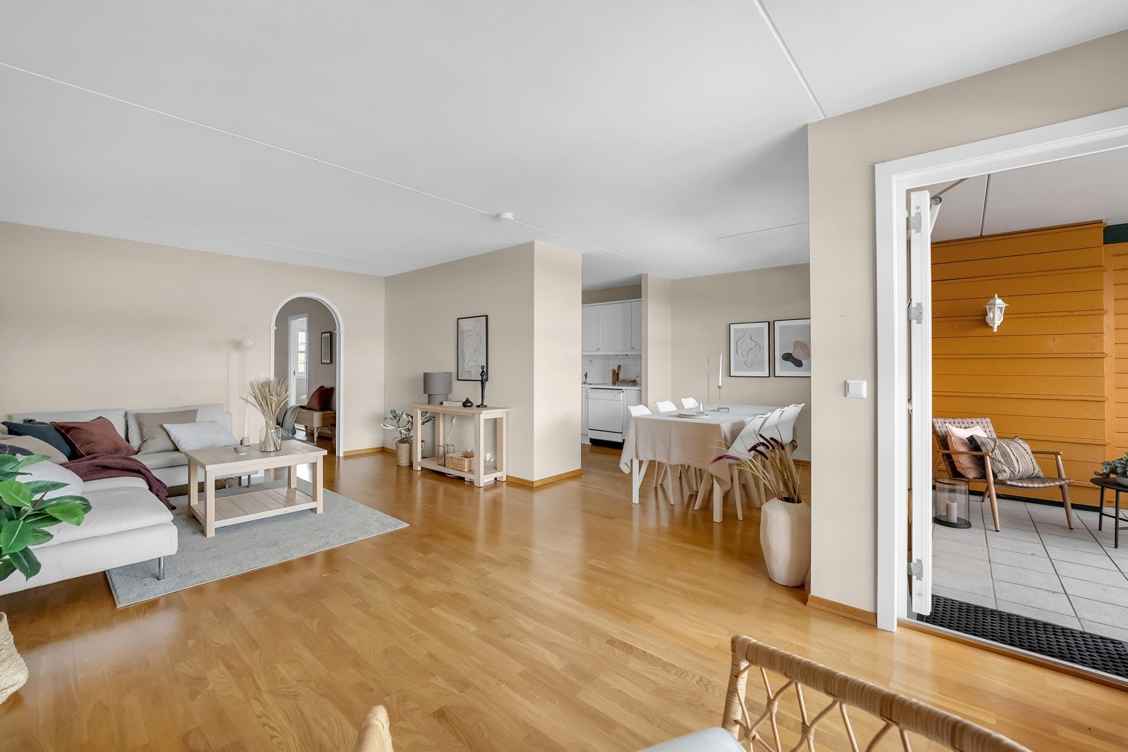 Lyse overflater og parkett på gulv. Galleribilde