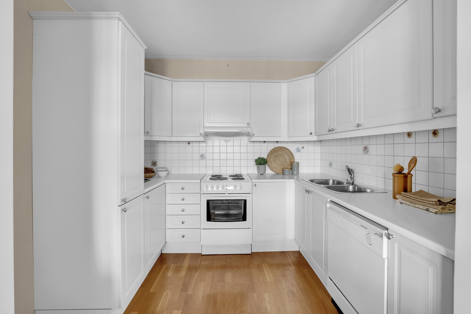 Kjøkkenet har medfølgende hvitevarer og godt med skap- og benkeplass. Galleribilde