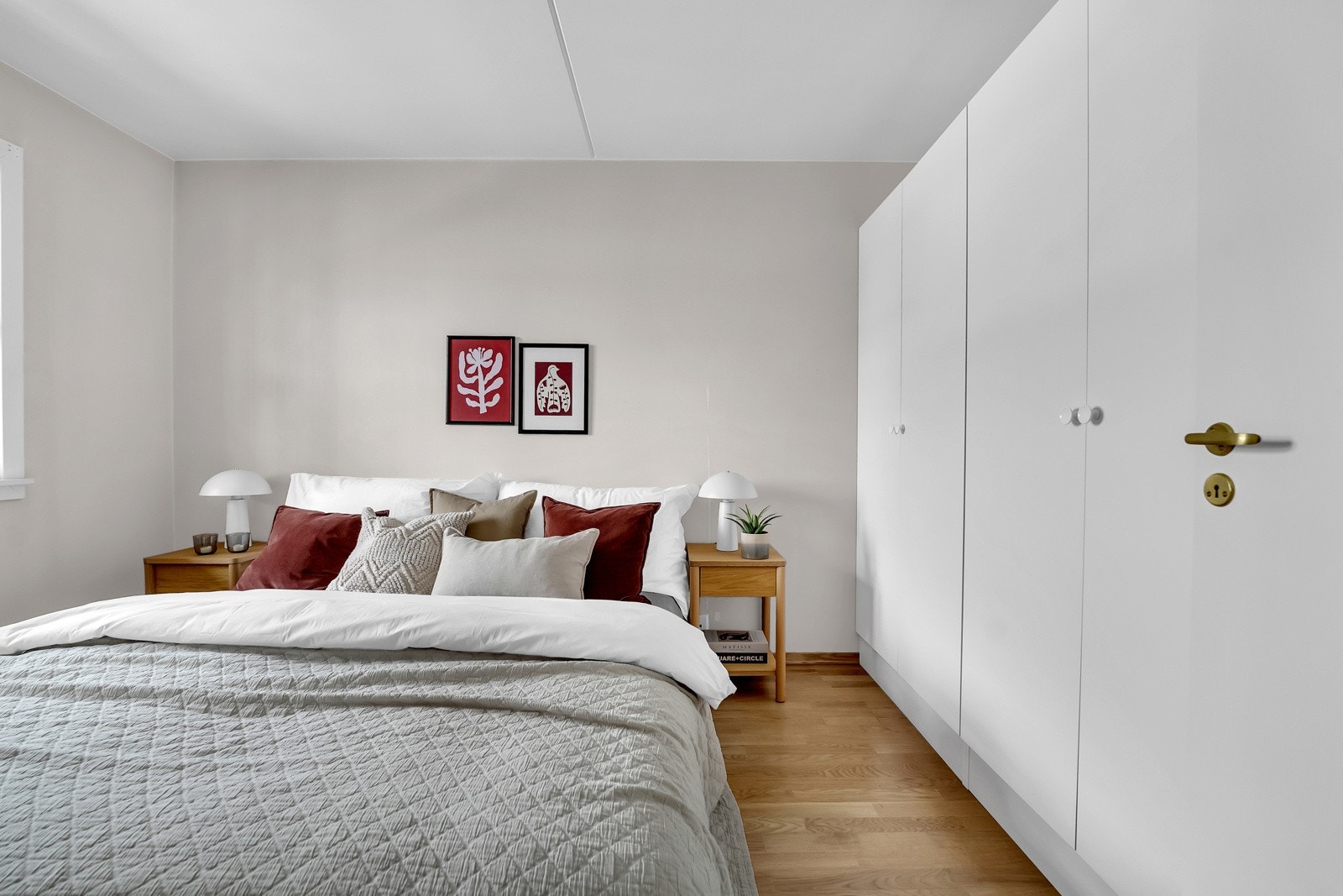 I tillegg er det stor garderoberekke som medfølger salget. Galleribilde