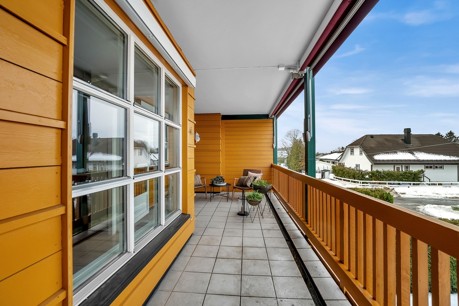 Leiligheten ligger meget praktisk til. Det er under 100 meter fra leiligheten og til nærmeste dagligvare. I tillegg er det et veldig godt bomiljø med lite utskiftninger i sameiet. Galleribilde