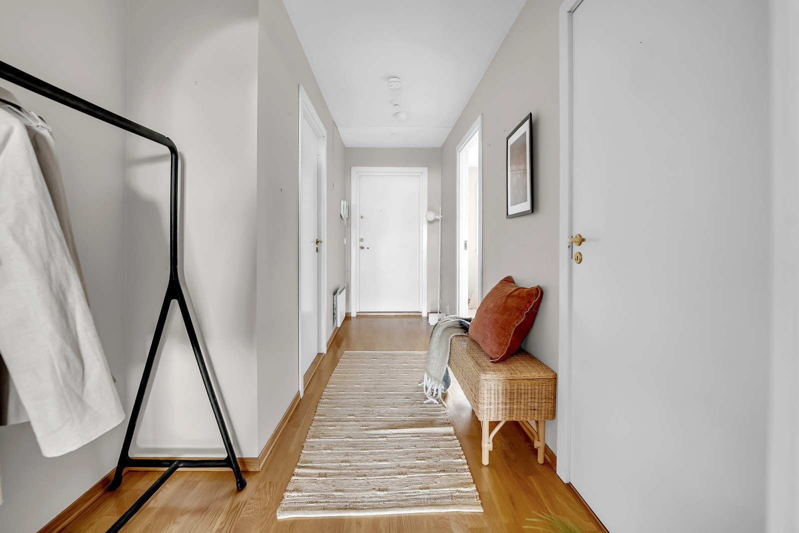 Gangen er smart utformet med et innhuk for garderobeskap. Galleribilde