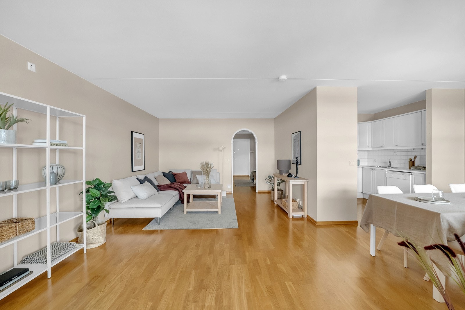 Stuen er veldig praktisk utformet med god plass til en dagligstue med sofa, en sittegruppe nær balkongen og en spisestue ved kjøkkenet. Galleribilde