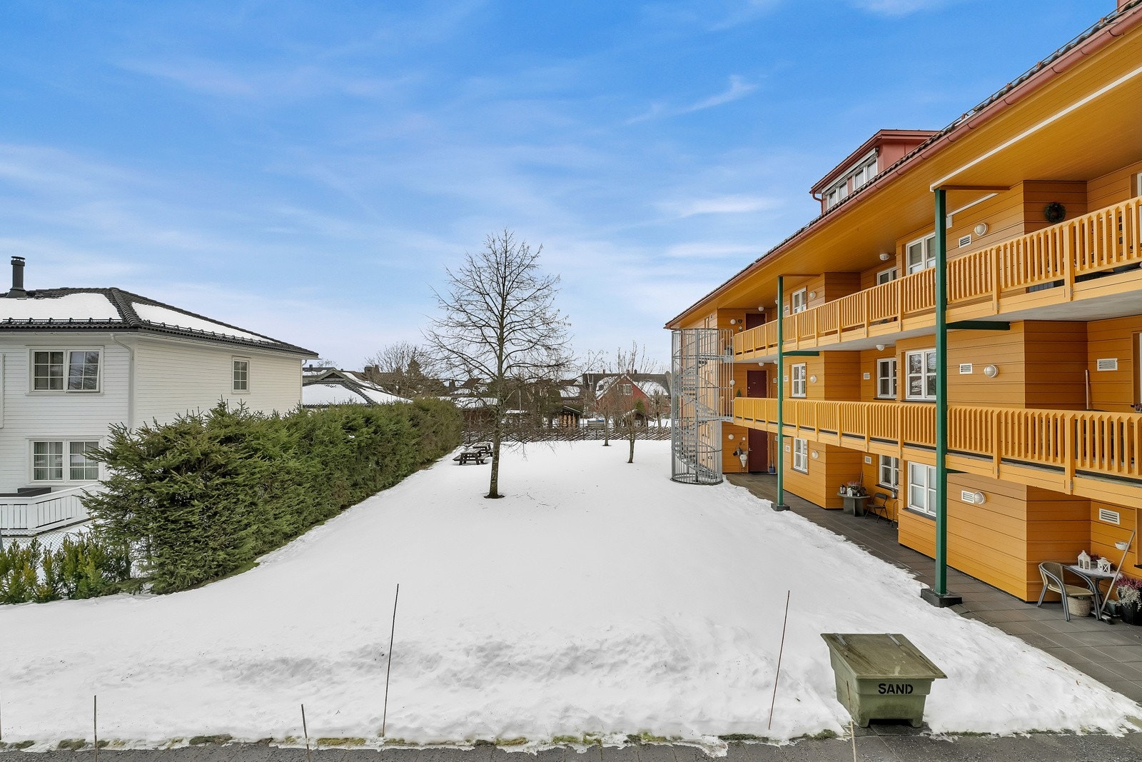 Moderne leilighetsbygg med heis fra leilighet- til garasjeplan. Galleribilde