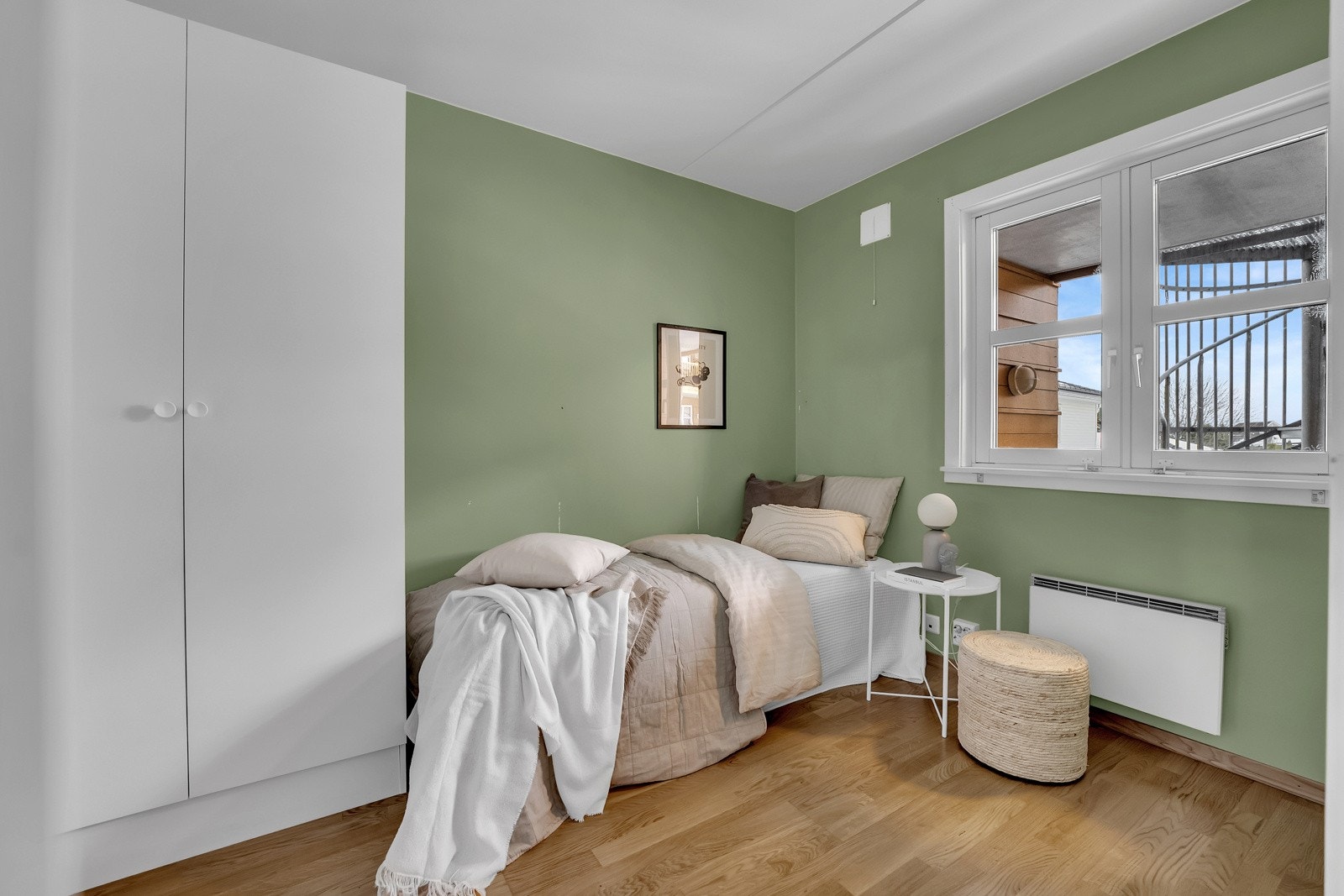 Soverom 2 er malt i en lekker grønnfarge og har plass til seng og garderobeskap. Galleribilde
