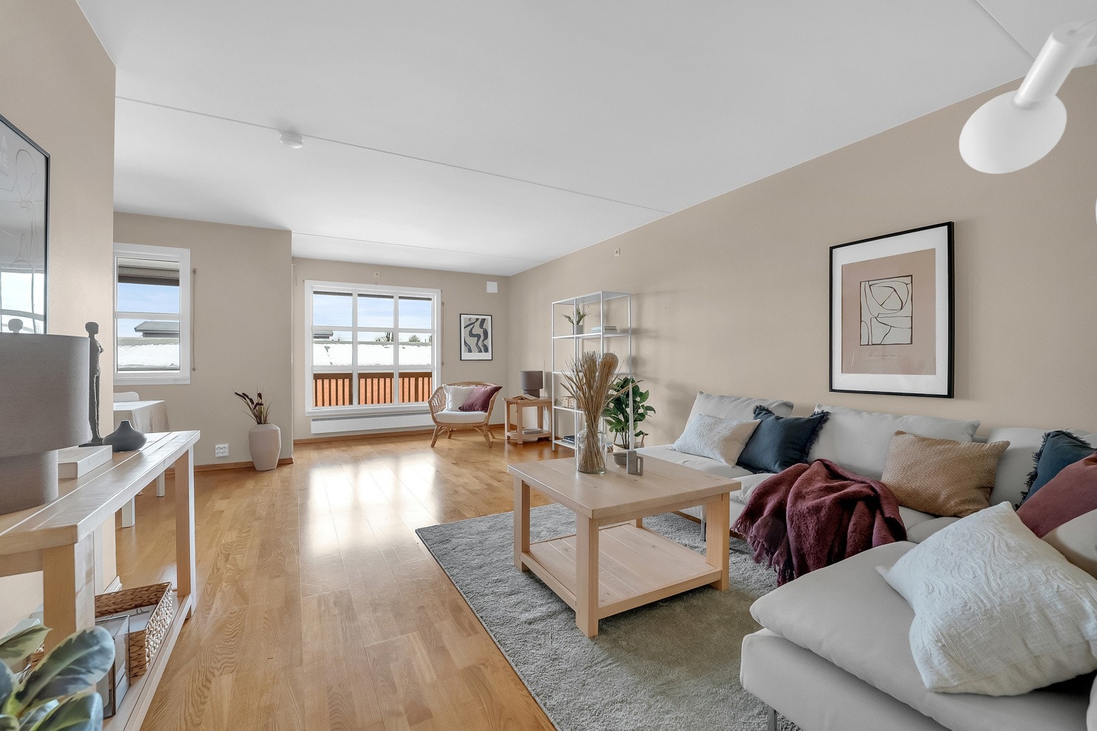 Det er godt med lys fra store vindusflater i stuen. Galleribilde