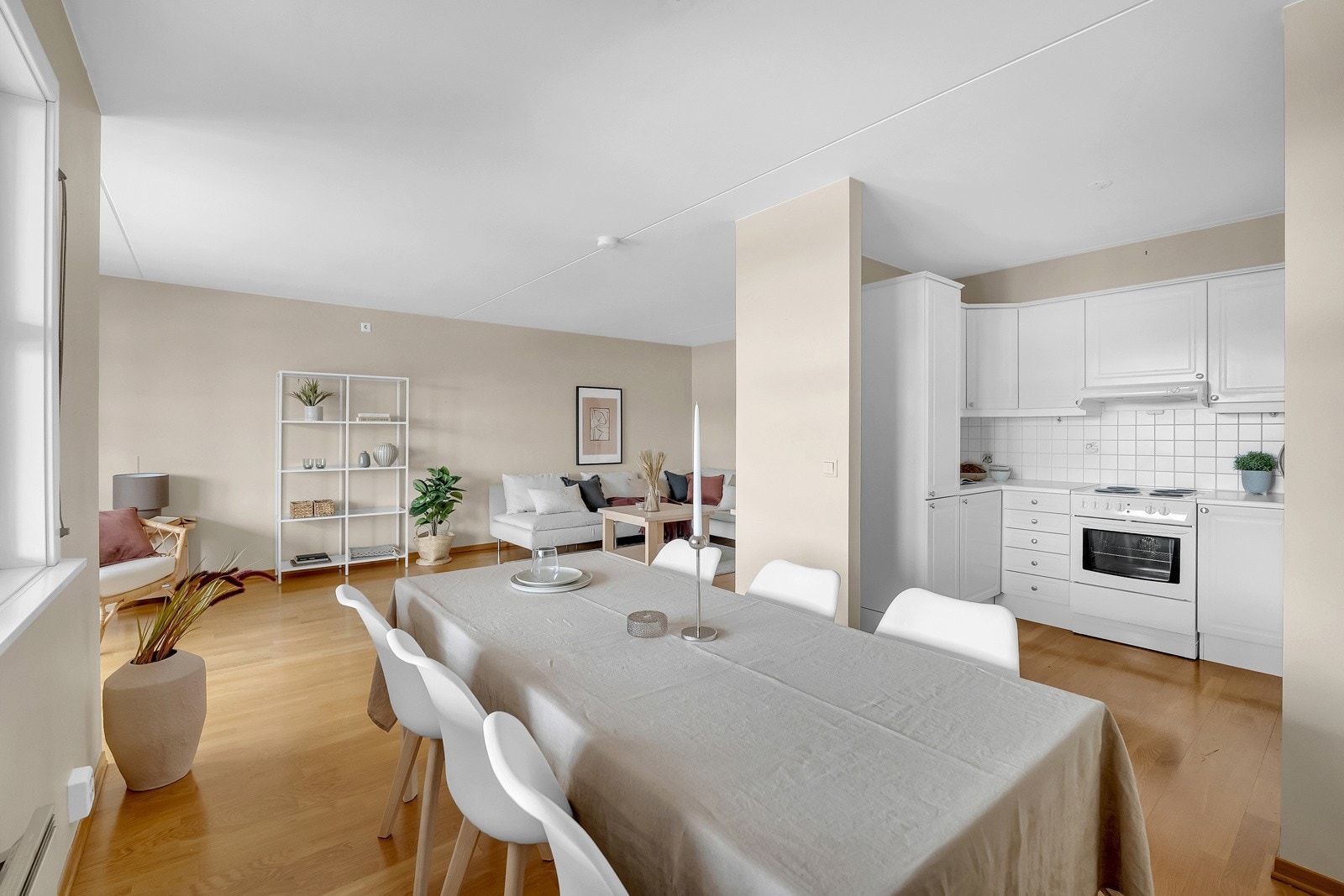 Spisestuen kan ved større anledninger forlenges ut i stuen for å lage et langbord. Galleribilde