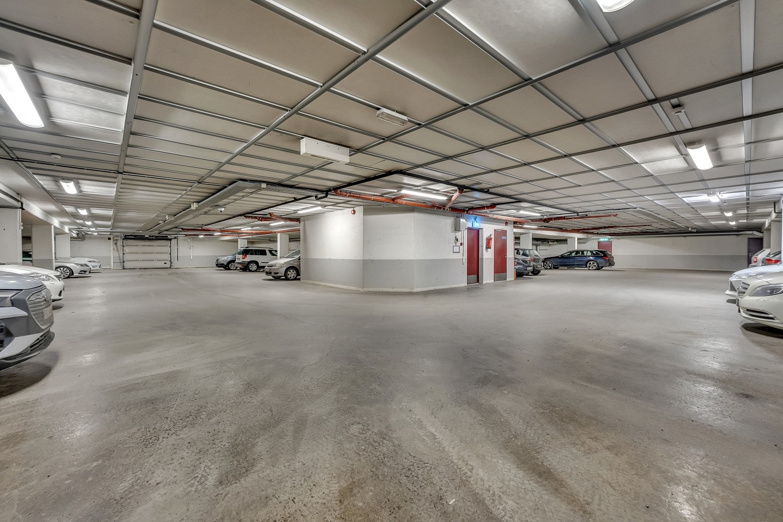 Garasjen er romslig og fin med automatisk portåpner. Galleribilde