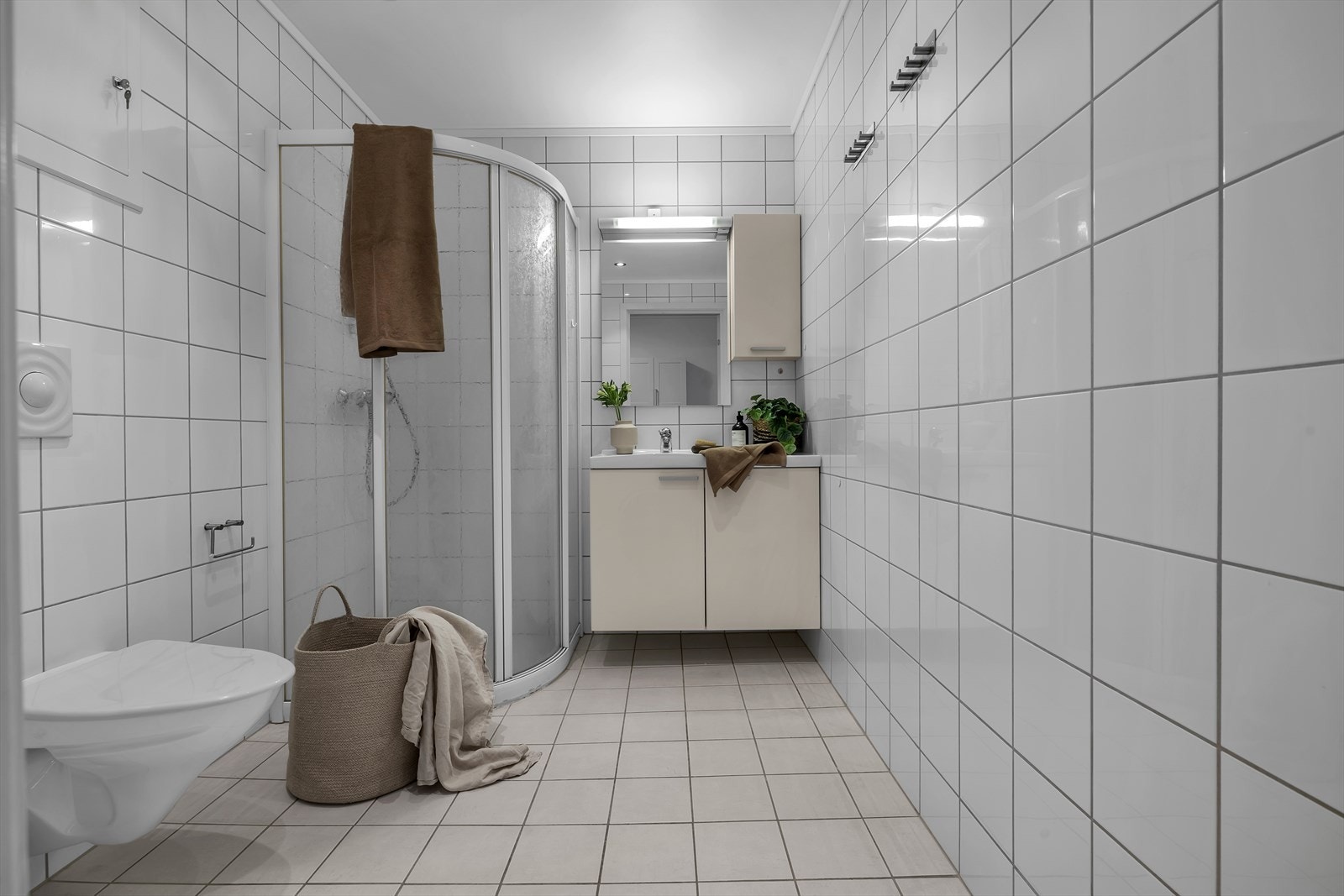 Komplett flislagt bad med varmekabler i gulv Galleribilde