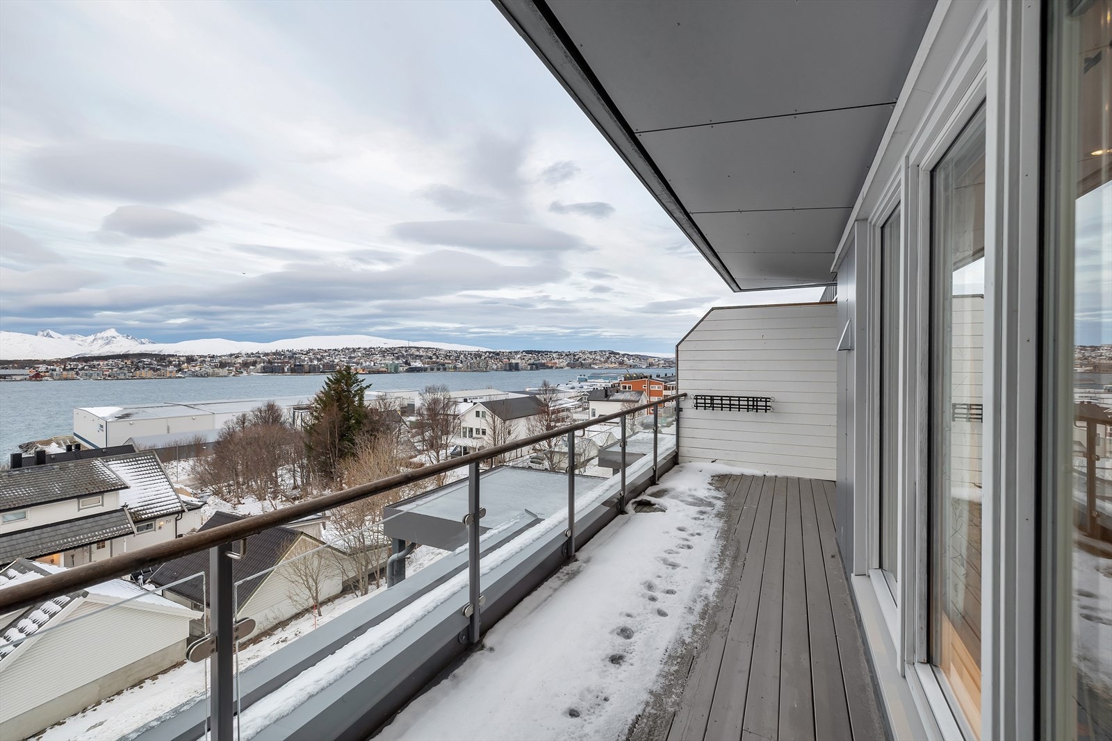 Vestvendt terrasse med fantastisk utsikt og gode solforhold Galleribilde
