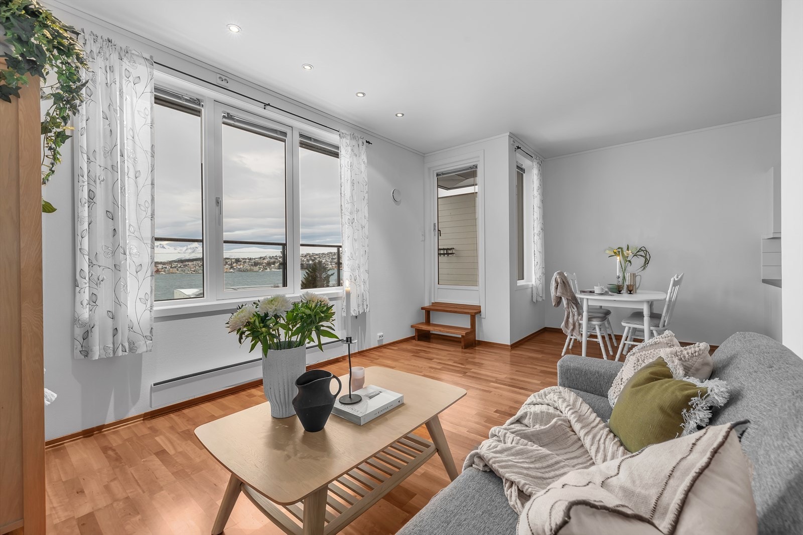 Utgang til veranda fra stuen Galleribilde