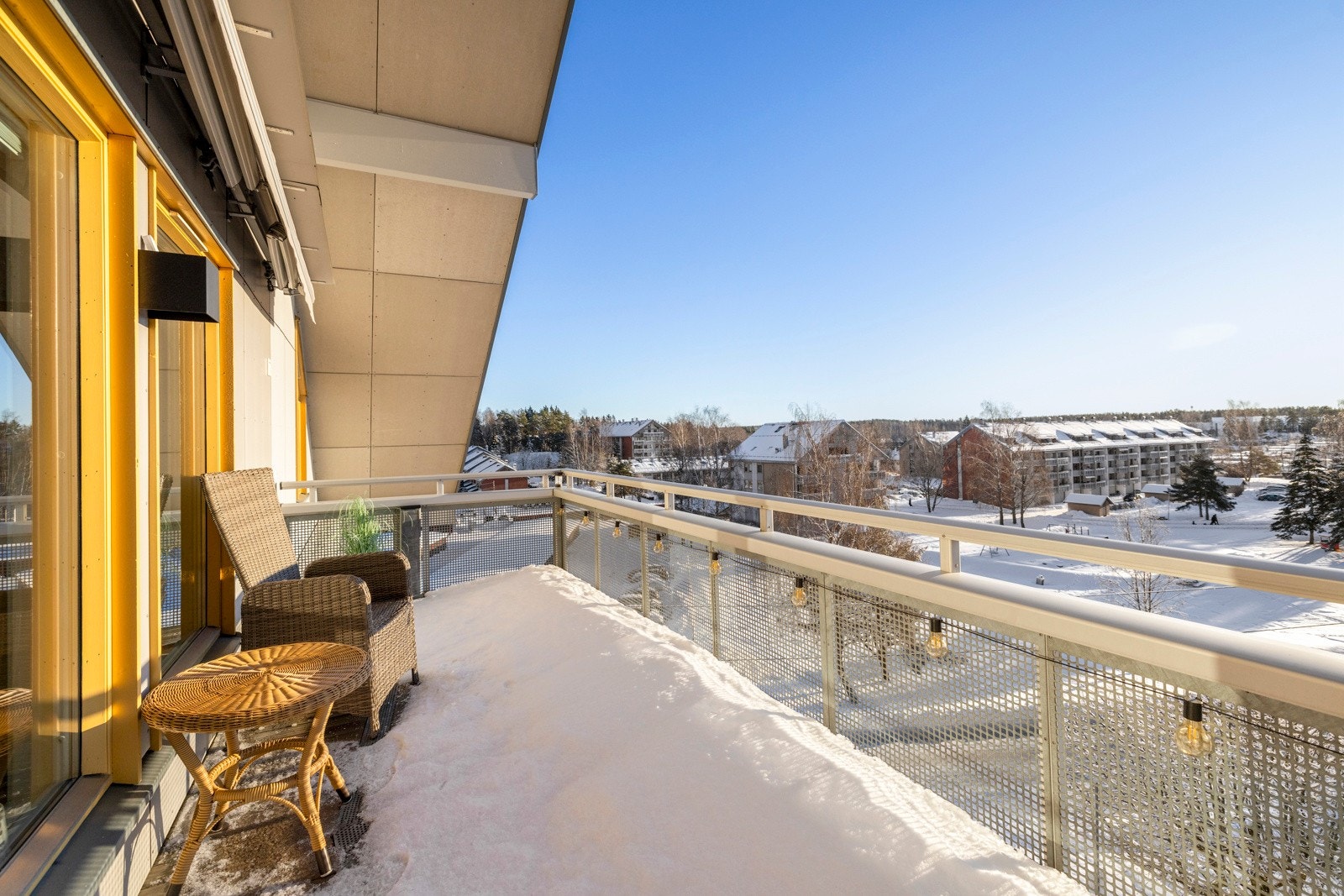 Stor solrik balkong med fin utsikt Galleribilde