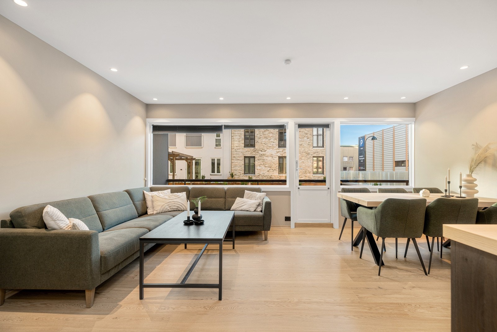 Fra stuen er det utgang til balkong Galleribilde