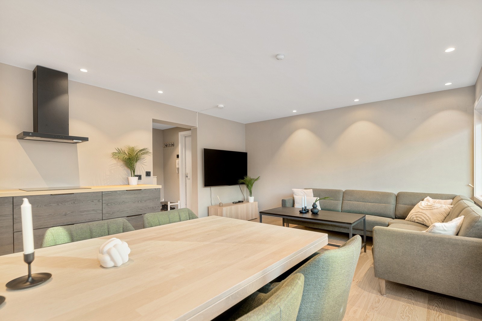 Lys og fin stue med åpen kjøkkenløsning Galleribilde