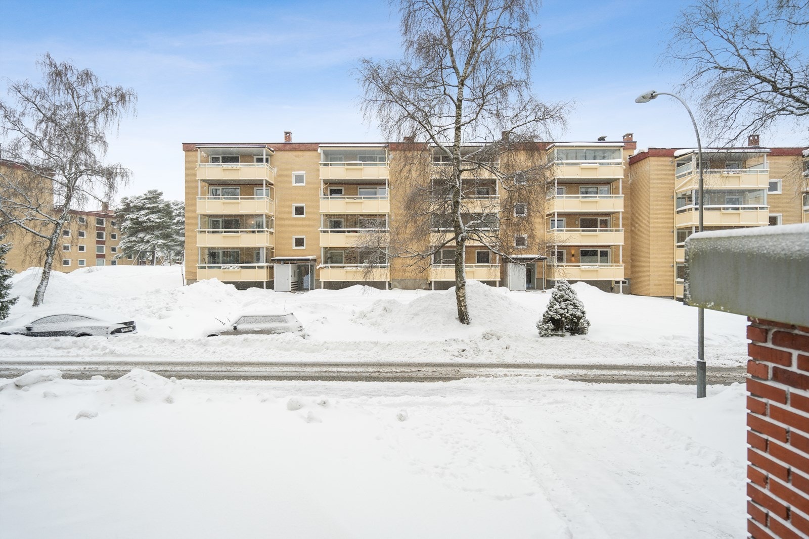 Det er gode solforhold og lokal utsikt mot grøntområdene. Området er barnevennlig i vei med lite trafikk. Galleribilde