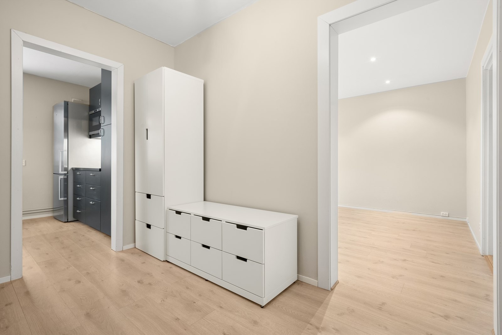 Når du kommer inn døren blir du møtt av en romslig og innbydende entré. Galleribilde