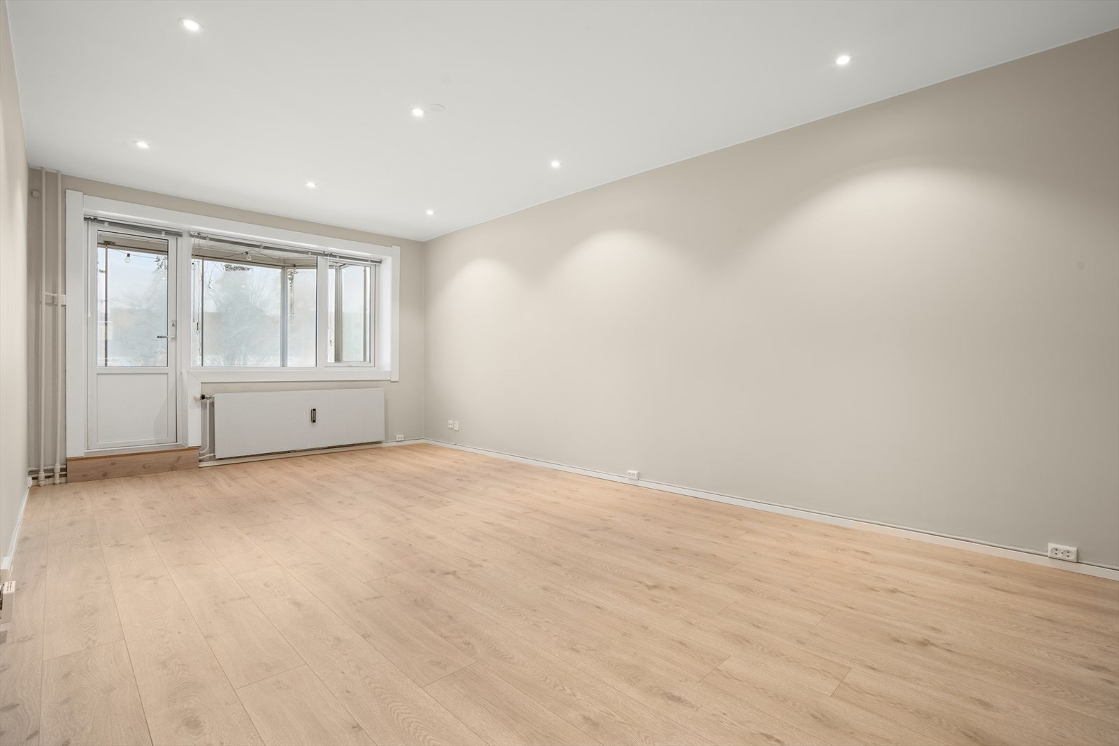 Luftig og lun stue med gode møbleringsmuligheter. Galleribilde