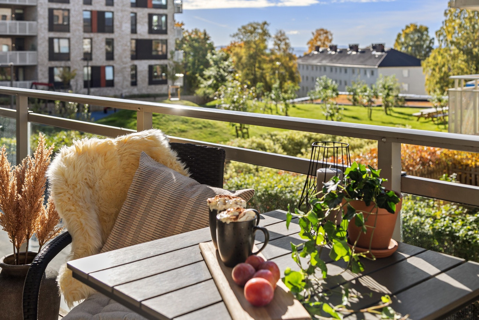 Boligen har utsikt mot en de finere bakgårdene i boligprosjektet. Galleribilde